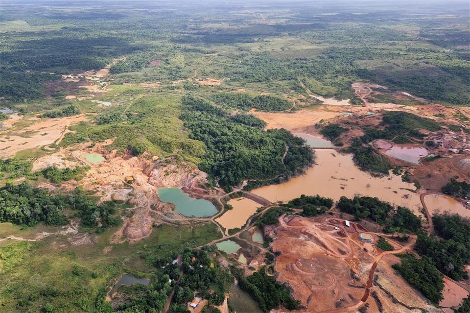Für den Abbau von Gold – sowohl legal als auch illegal – wurden riesige Flächen im Amazonas-Regenwald abgeholzt. Larissa Schwedes/dpa