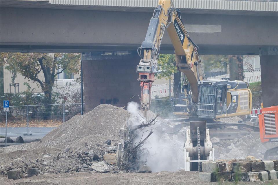 Für den Abbruch des eingestürzten Teils der Carolabrücke musste erneut ein neues Konzept gefunden werden. (Archivbild)Robert Michael/dpa