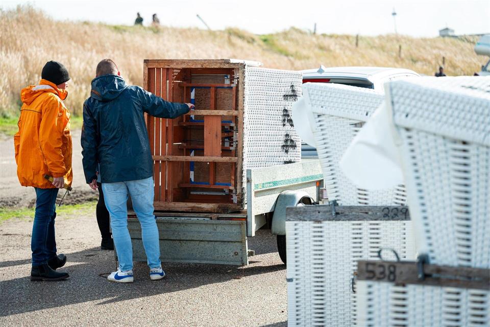 Für den Abtransport sind die neuen Eigentümer verantwortlich (Archivbild).Jonas Walzberg/dpa