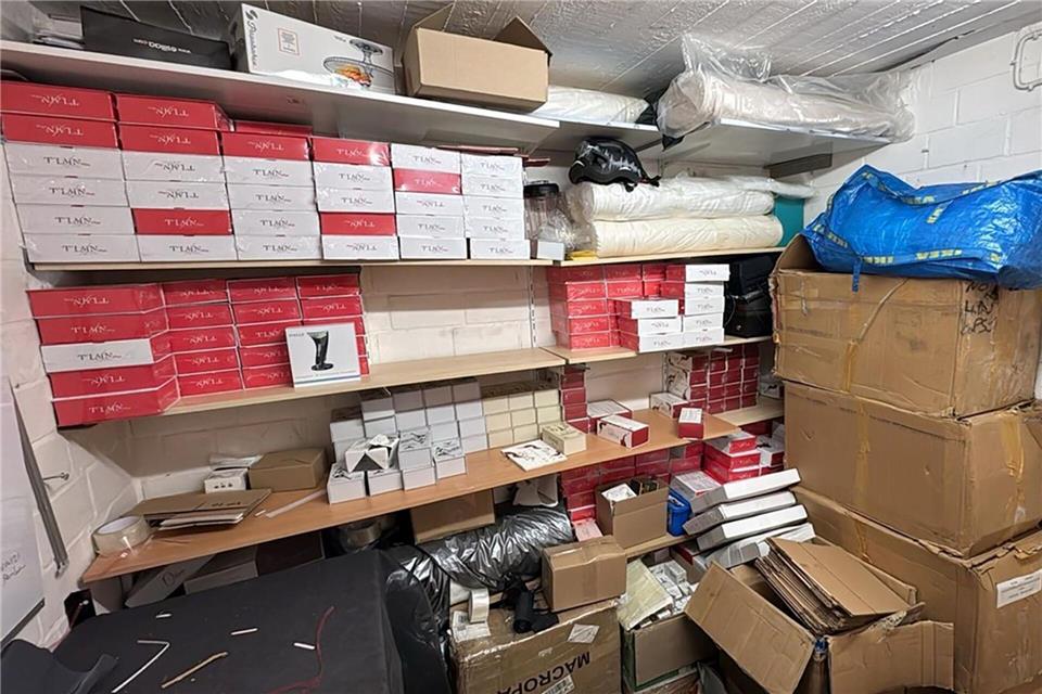 Für den Abtransport waren mehrere Lastwagen und Transporter nötig. Zudem wurde eine 41 Jahre alte Frau festgenommen, die als Drahtzieherin gilt. -/Zoll Hamburg/dpa