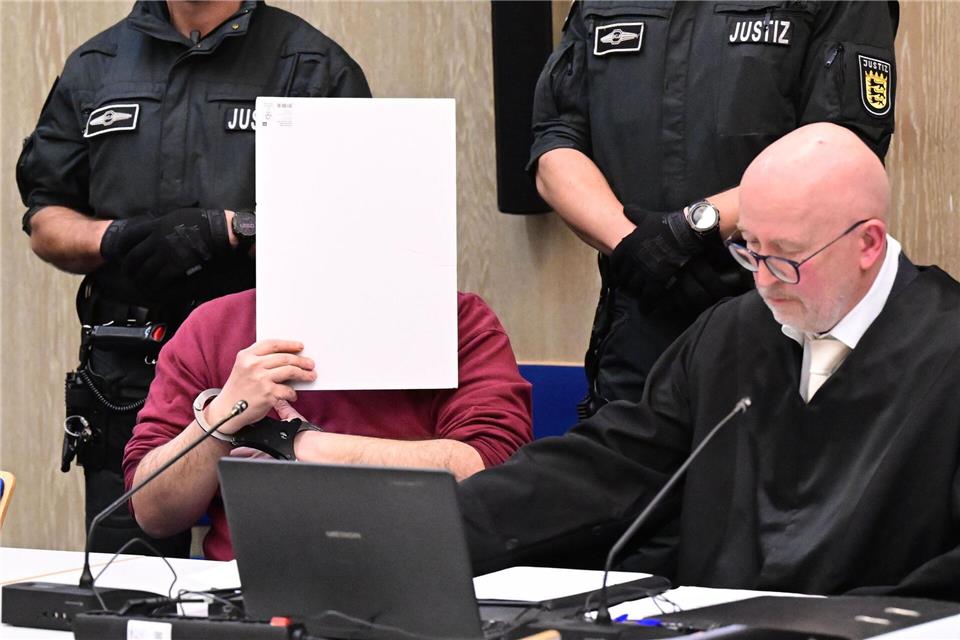 Für den Angeklagten las sein Verteidiger Uwe Kosmala eine Erklärung vor. Bernd Weißbrod/dpa