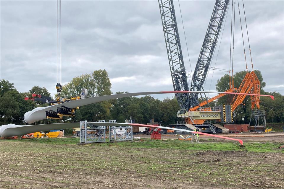 Höchstes Borkener Bauwerk ist quasi fertig Für den Aufbau war ein Spezialkran nötig. „Nur eine gute Handvoll gibt es davon in Europa“, berichtet Dirk Schwartenbeck von der Stadtwerken.