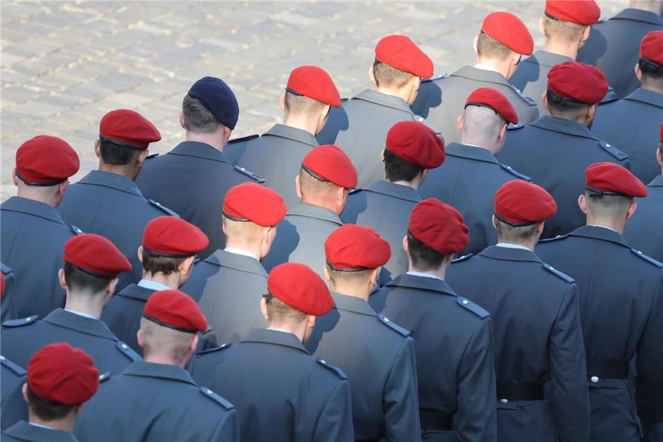 Für den Aufbau zusätzlicher Rekruten eröffnet die Bundeswehr auch in Nordrhein-Westfalen neue Musterungszentren. (Archivbild)Bodo Schackow/dpa