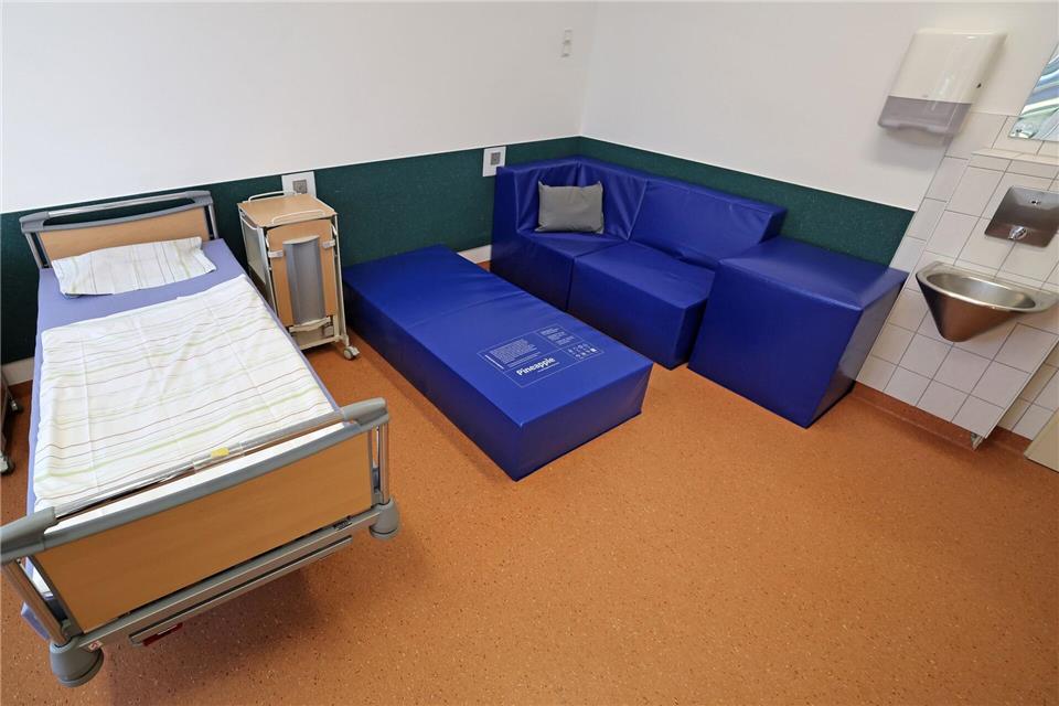 Für den Aufenthalt von Patienten in besonderen Krisensituation wurde in der geschützten Station P1, in der noch gebaut wird, ein Raum provisorisch eingerichtet.Bernd Wüstneck/dpa