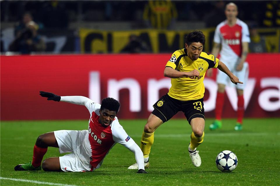 Für den BVB soll es zum Wiedersehen mit Shinji Kagawa (r) kommen. (Archivbild)Federico Gambarini/dpa