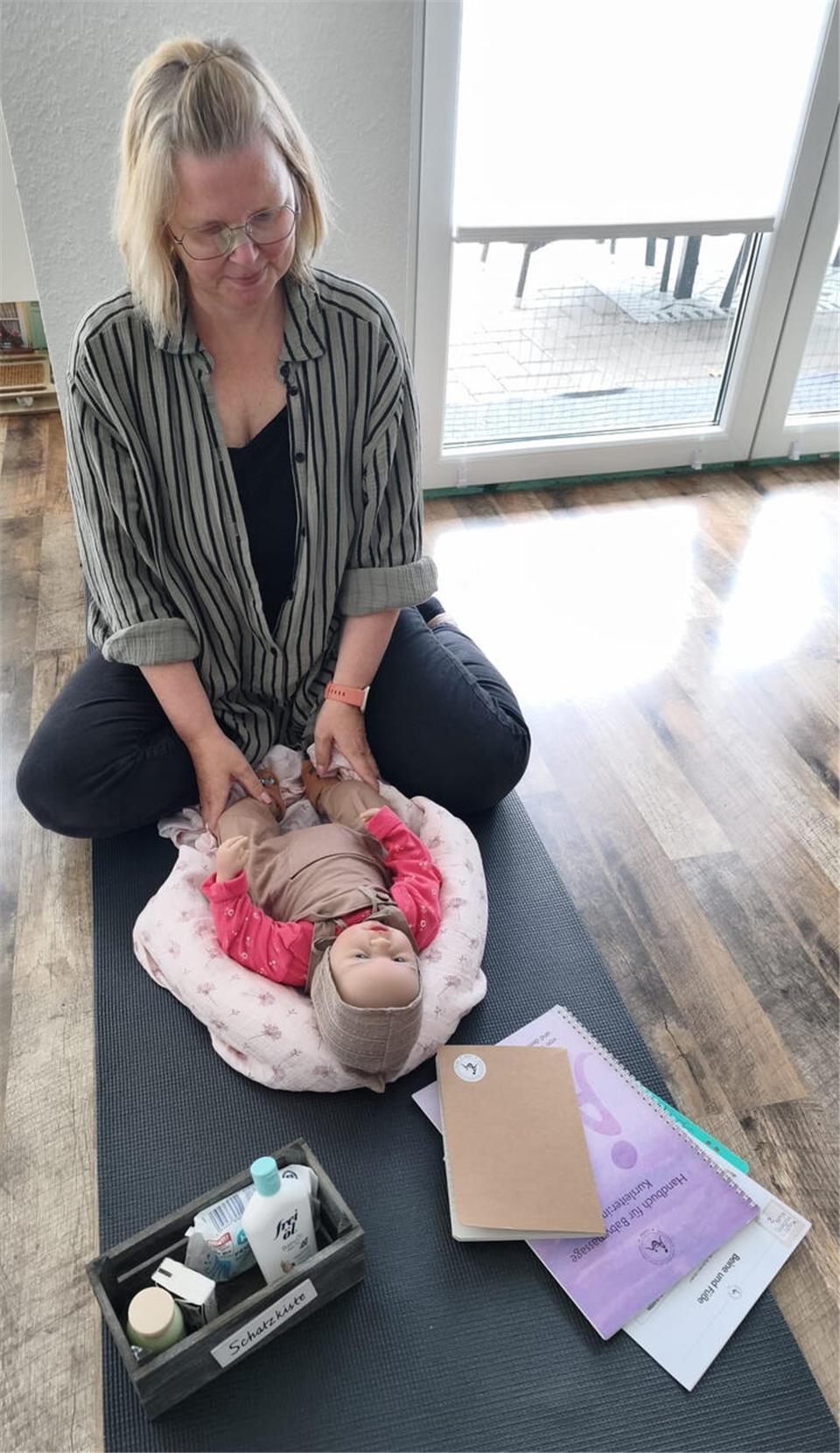 Für den Babymassage-Kurs Daniela Hofer eine Weiterbildung gemacht, in der sie viel über die Kommunikation und Signale von Kindern gelernt hat.