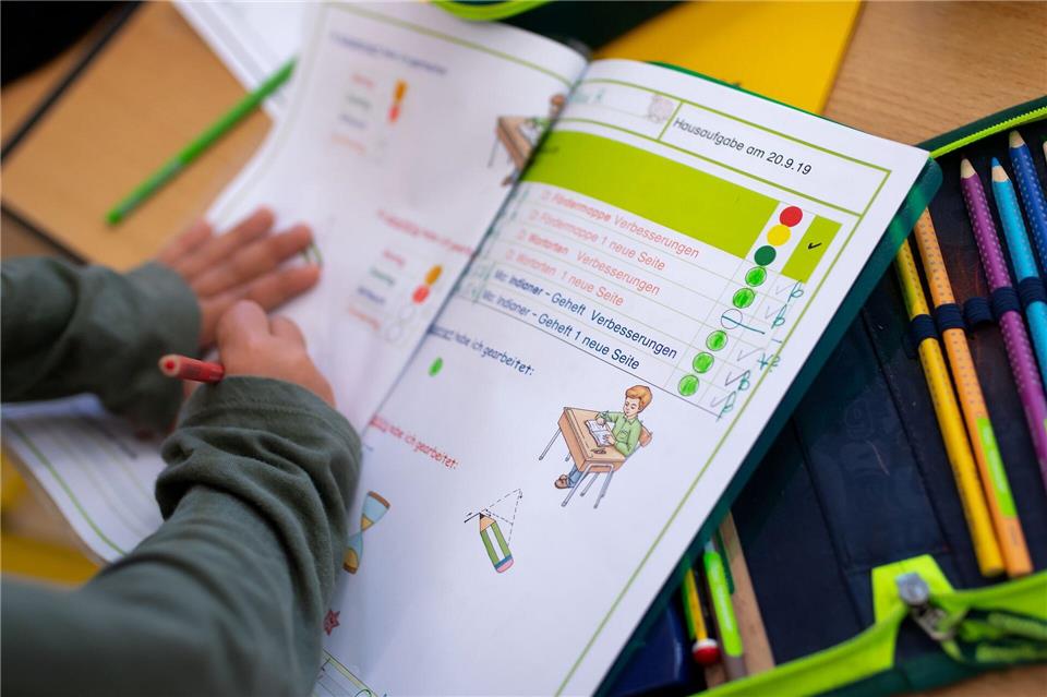 Für den Bayerischen Lehrer- und Lehrerinnenverband (BLLV) ist die gestiegene Zahl der Schulbegleiter beim eigentlichen Bedarf nur die Spitze des Eisbergs. (Symbolbild)Sven Hoppe/dpa