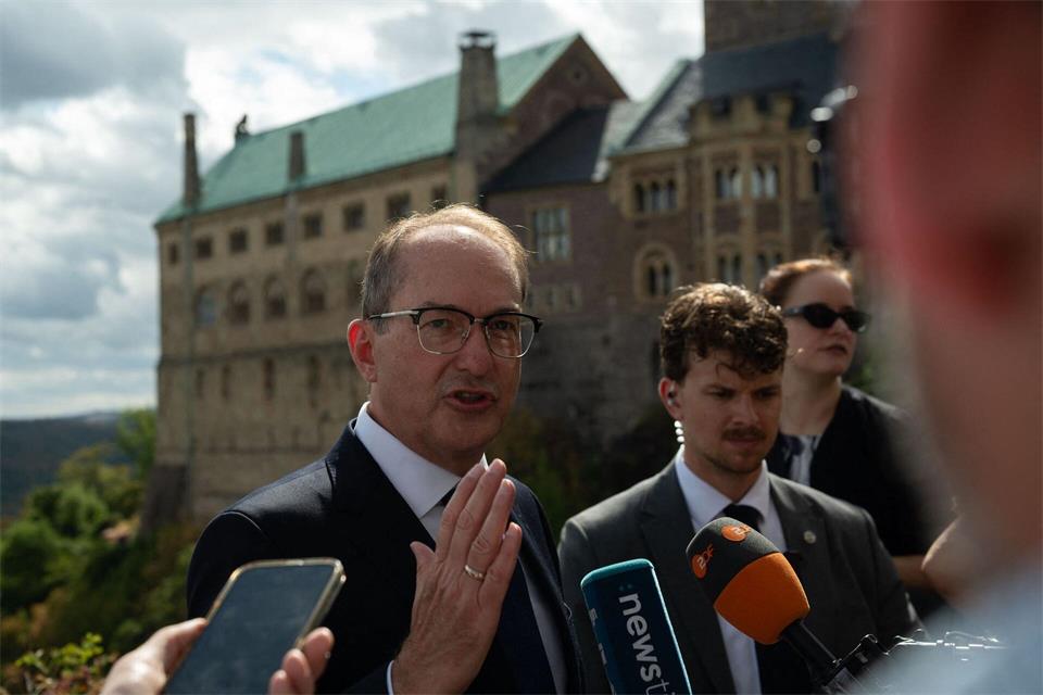 Für den Beginn seiner kurzen Sommertour hat Bundesinnenminister Alexander Dobrindt (CSU) die Wartburg bei Eisenach ausgewählt. Katharina Kausche/dpa