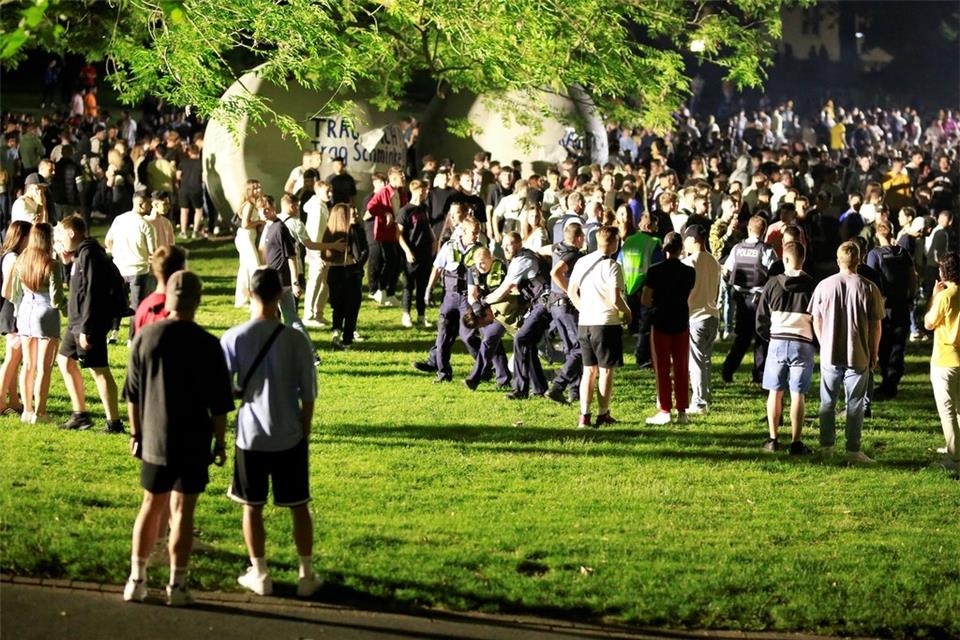 Für den Bereich rund um die Aasee-Kugeln gilt am Wochenende ein Verweilverbot. 