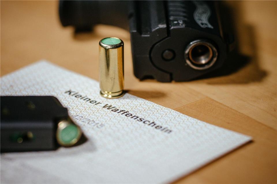 Für den Besitz und das Führen einer echten Schusswaffe reicht der Kleine Waffenschein nicht aus.Oliver Killig/dpa/dpa-tmn