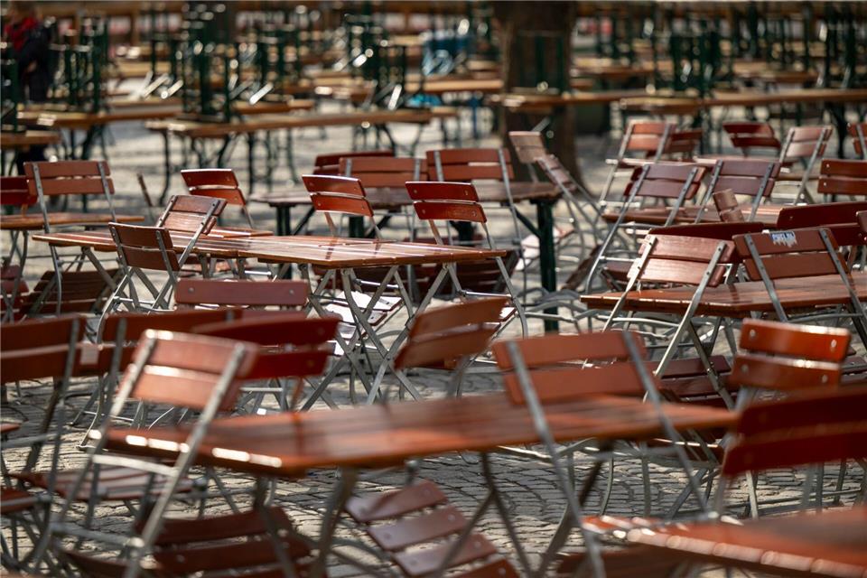 Für den Biergartenbesuch reicht es an den Ostertagen eher noch nicht.  Peter Kneffel/dpa