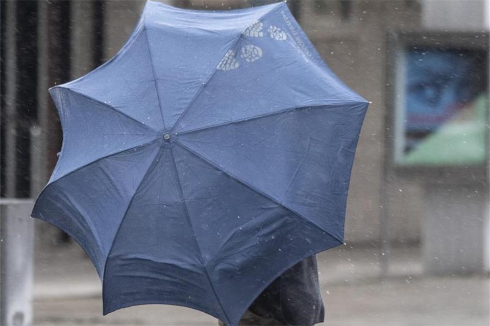 Für den Dienstag erwarten die Meteorologen Schauer, Gewitter und starke bis stürmische Böen. (Symbolbild)