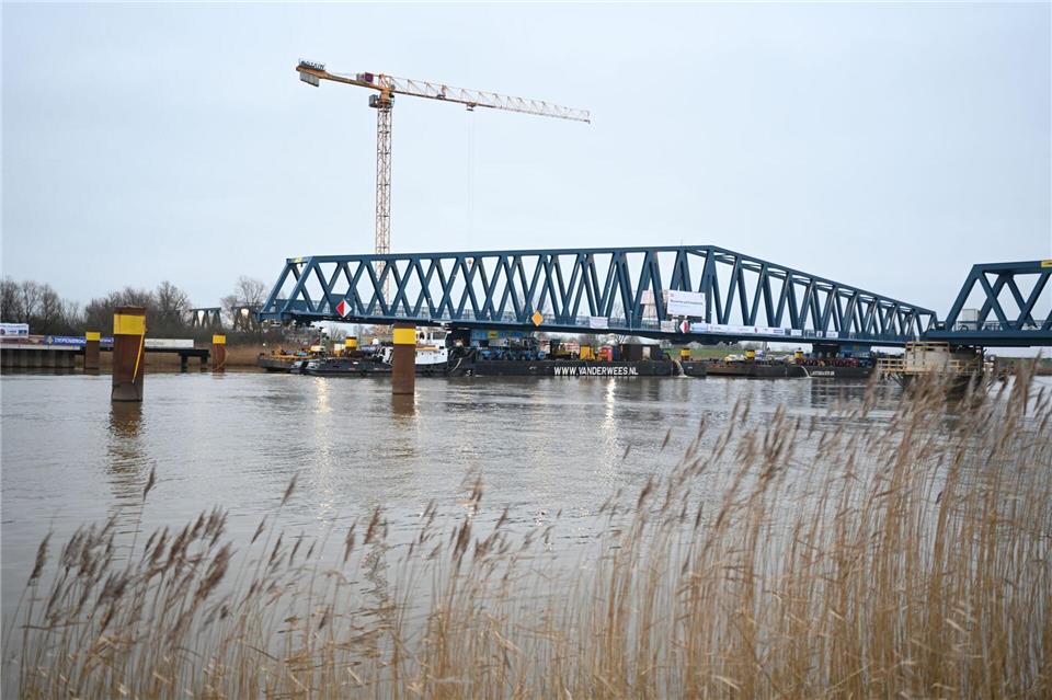 Für den Einbau des großen Brückenteils muss die Ems aufgestaut werden. Lars Penning/dpa