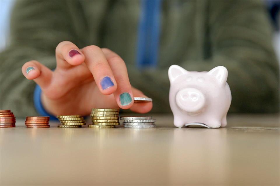 Für den Einstieg: Ein Sparbuch kann Kindern helfen, den Umgang mit Geld zu lernen, die Verzinsung ist jedoch gering.Mascha Brichta/dpa-tmn