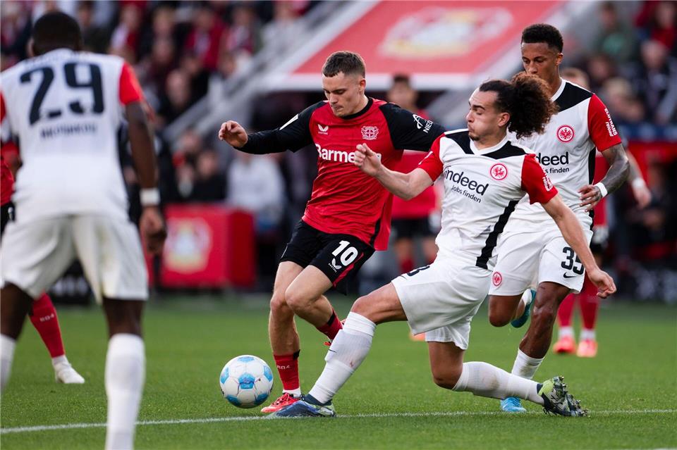 Wirtz-Wende in Frankfurt? - Liverpool kommt zum Krisenduell Für den Ex-Leverkusener Florian Wirtz (M) kommt es am Mittwoch zum Wiedersehen mit Eintracht Frankfurt um Arthur Theate (r). (Archivbild)Marius Becker/dpa