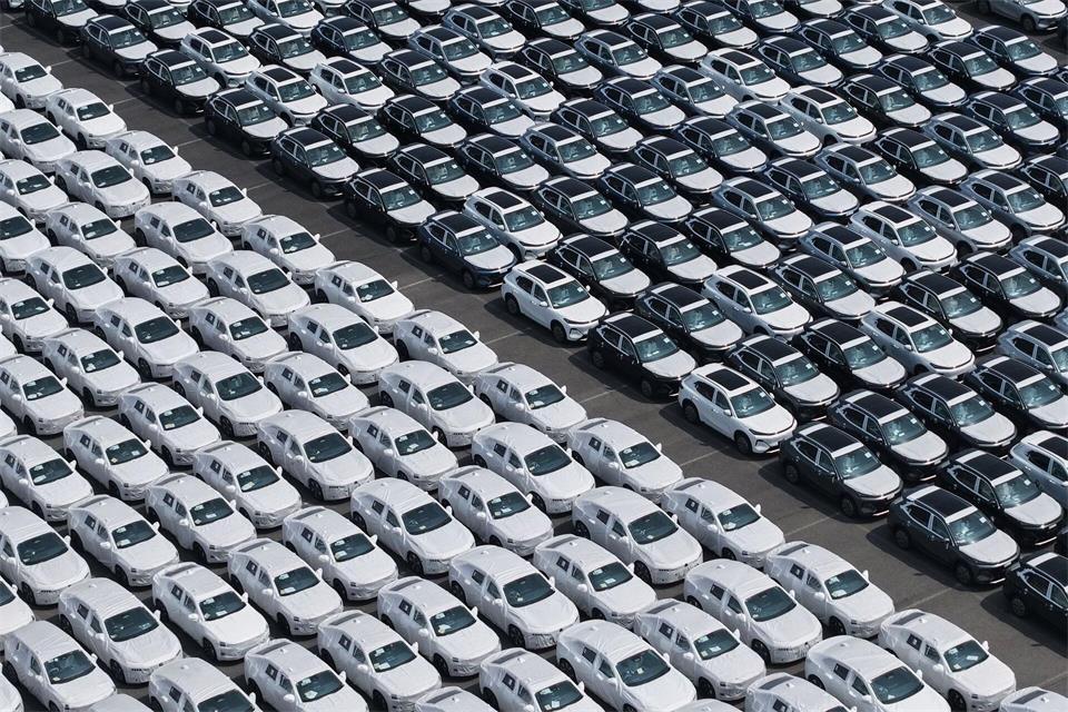 Für den Export bestimmte Autos im Hafen von Shanghai. (Symbolbild)Uncredited/CHINATOPIX via AP/dpa