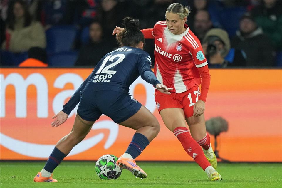 Für den FC Bayern wirbelt Klara Bühl (r) ebenfalls auf der Außenbahn. (Archivbild) Michel Euler/AP/dpa