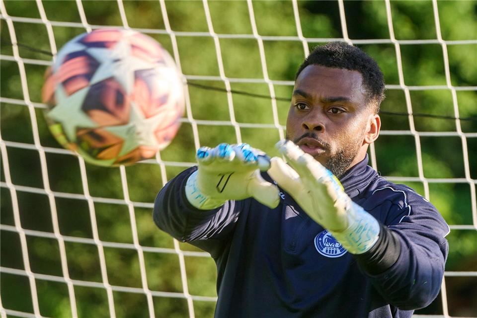 Für den FC Cosmos Koblenz spielt Josué Duverger normalerweise vor wenigen Zuschauern.Thomas Frey/dpa