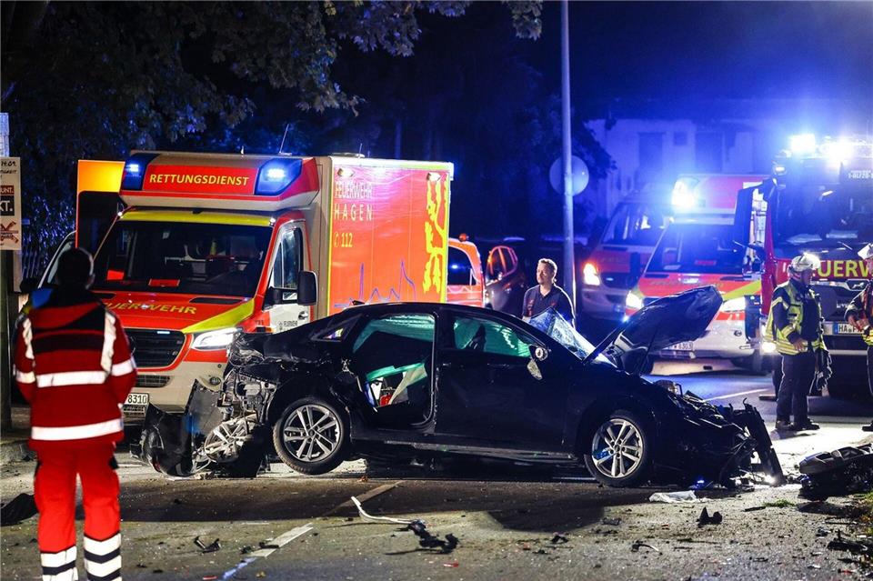 Für den Fahrer des Wagens kam jede Hilfe zu spät: Er starb noch am UnfallortAbex Talash/dpa