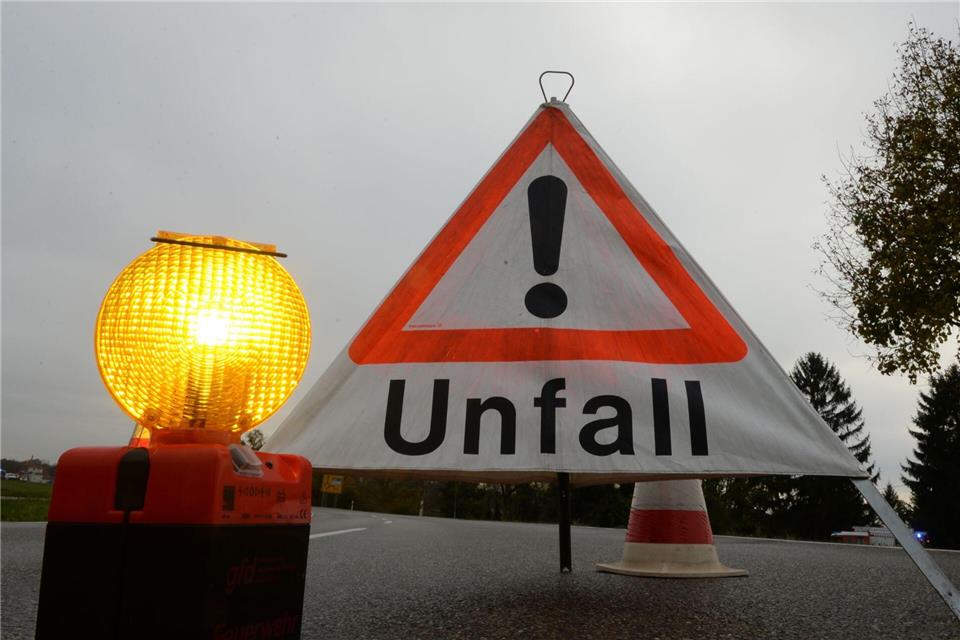 Für den Fahrer endete der Unfall tödlich. (Symbolbild)Patrick Seeger/dpa