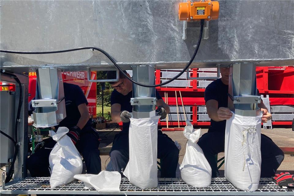Für den Fall höherer Wasserstände stehen Sandsäcke zur Verfügung. (Archivbild)Birgitta von Gyldenfeldt/dpa
