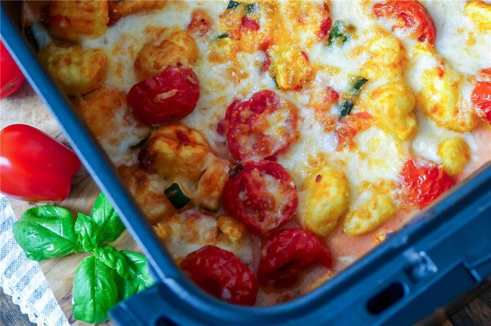 Für den Gnocchi-Auflauf kommen in den Garkorb des Airfryers Gnocchi, Gemüse und eine Sahnesoße – 15 Minuten später ist er fertig. Steffi Sinzenich/gaumenfreundin.de/dpa-tmn