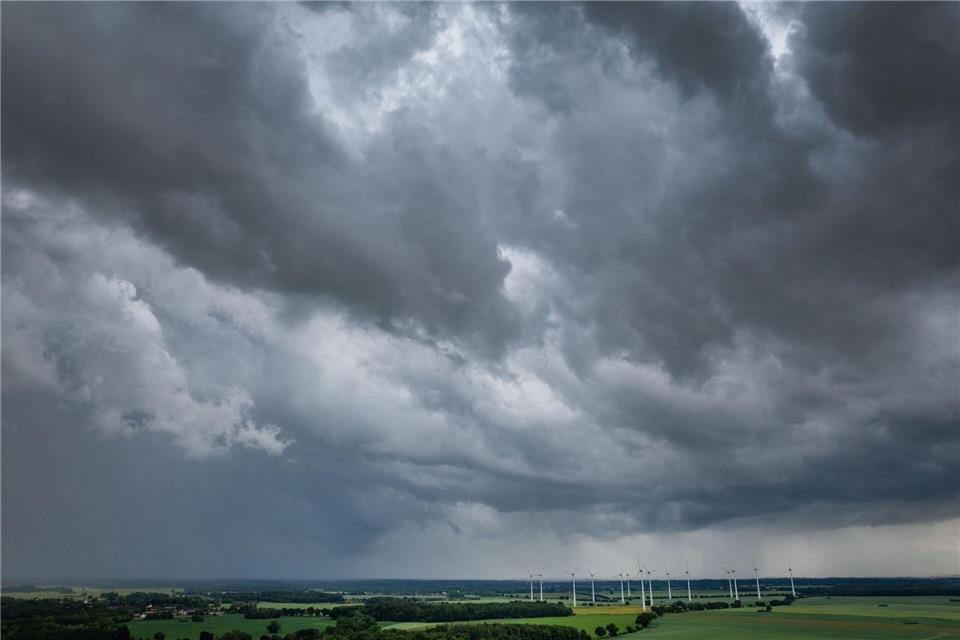 Für den Großraum Köln-Düsseldorf gibt es Unwetterwarnungen vor schweren Gewittern. (Symbolbild)Jens Büttner/dpa