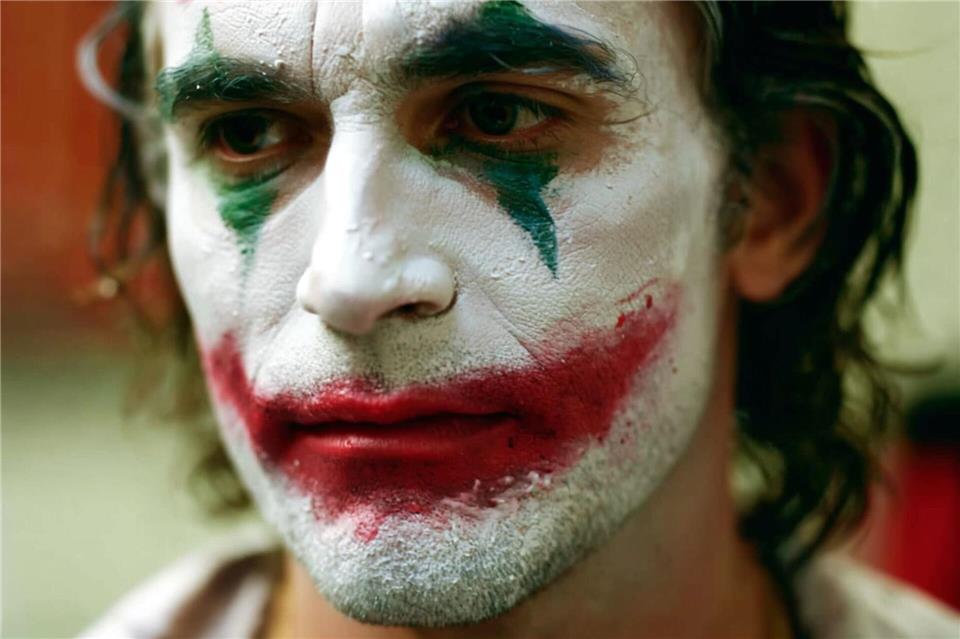 Halloween-Make-up: 3 schaurig schöne Schminkideen  Für den Joker-Look braucht es weiße Foundation, schwarzen Eyeliner, grünen Lidschatten und roten Lippenstift oder Gesichtsfarbe.Lukas Wythe/dpa-tmn