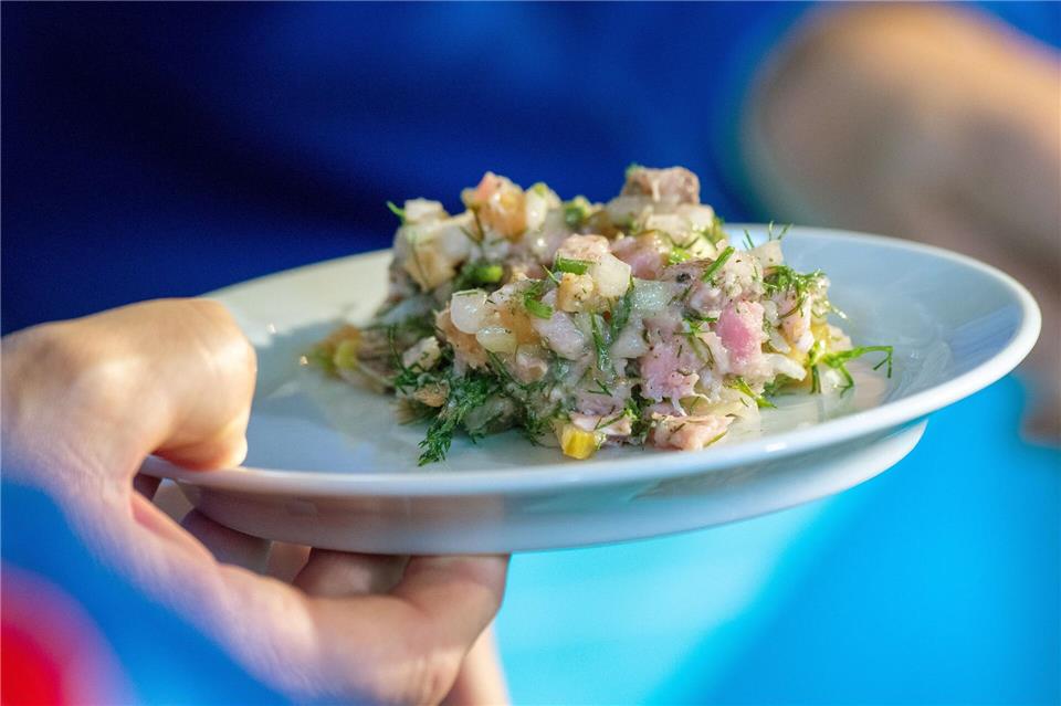 Für den Klassiker Heringshäckerle wird der Fisch besonders klein gehackt oder sogar durch den Fleischwolf gedreht. Stefan Sauer/dpa/dpa-tmn