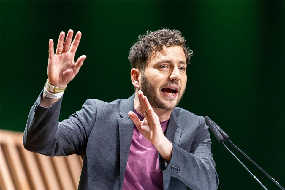 Für den Klimaschutz will der Grünen-Vorsitzende Felix Banaszak Wohlhabende zur Kasse bitten.Michael Matthey/dpa