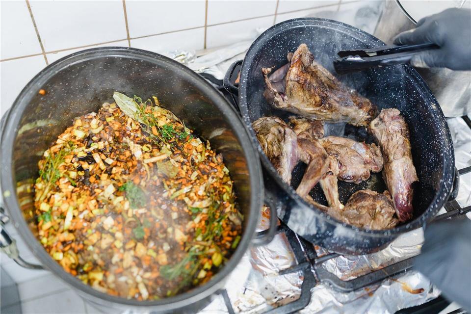Für den Koch gehören kräftige Gewürze wie Rosmarin, Thymian, Paprika, Knoblauch und Zwiebeln beim Waschbärfleisch dazu.Michael Reichel/dpa