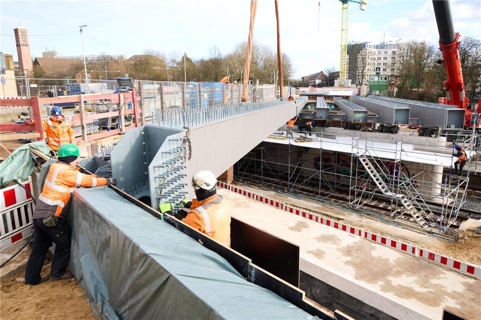 Für den Kranabbau wird die Berlinertordammbrücke von Samstagabend bis Dienstagfrüh voraussichtlich gesperrt. (Archivbild)Georg Wendt/dpa
