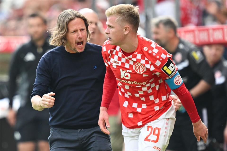 Für den Mainzer Trainer Bo Henriksen (l) und Nationalstürmer Jonathan Burkardt - dann aber im Trikot von Eintracht Frankfurt - kommt es am Sonntag zum Wiedersehen. (Archivbild)Arne Dedert/dpa