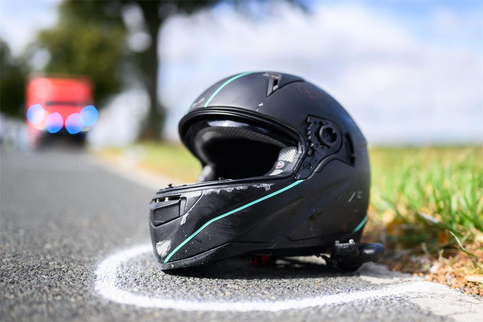Für den Motorradfahrer kam jede Hilfe zu spät. (Symbolbild)Julian Stratenschulte/dpa