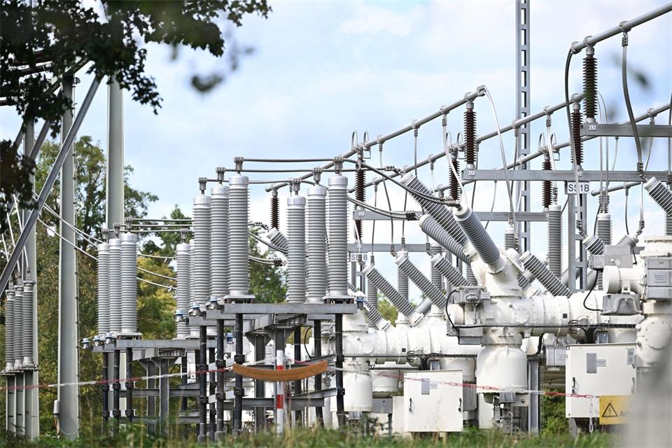 Für den Netzausbau müssen aus Sicht der Beteiligten zahlreiche neue Umspannwerke gebaut werden. (Archivbild)Bernd Weißbrod/dpa