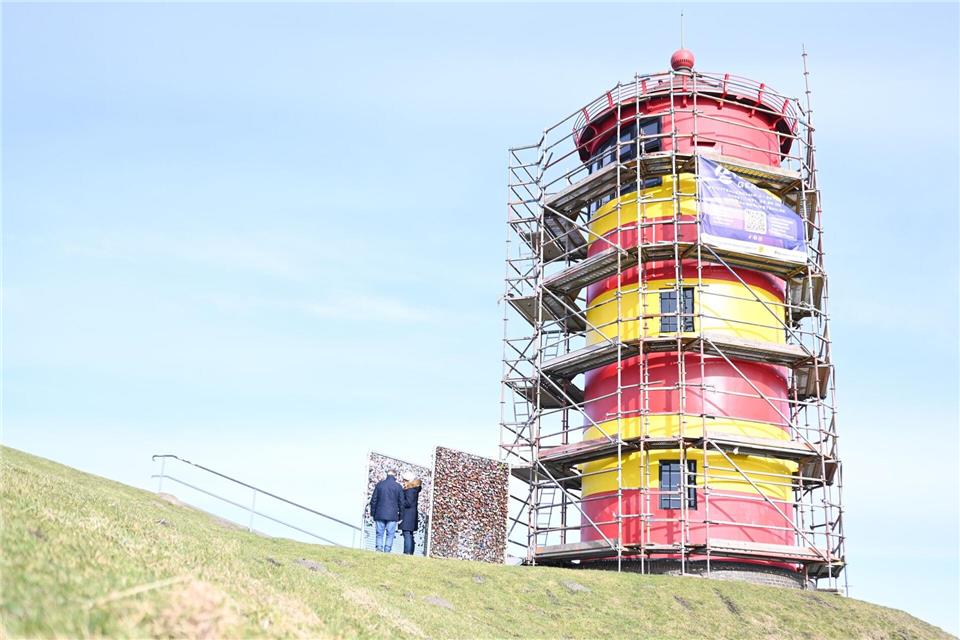Für den Neuanstrich ist der Pilsumer Leuchtturm eingerüstet.Lars Penning/dpa