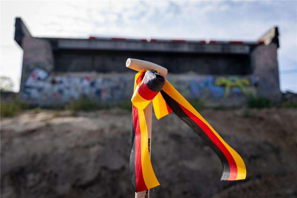 Spatenstich für Neubau der Ringbahnbrücke erfolgt Für den Neubau der Ringbahnbrücke erfolgte im Berliner Westen der feierliche Spatenstich.Soeren Stache/dpa