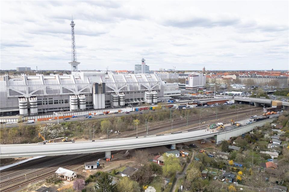 Für den Neubau der Ringbahnbrücke muss eine andere Brücke abgetragen werden. (Archivbild)Sebastian Gollnow/dpa