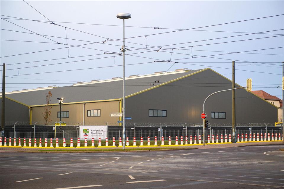 Für den Prozess ist ein eigenes Interims-Gerichtsgebäude entstanden. So haben alle Betroffenen die Möglichkeit, bei dem Verfahren dabei zu sein. Klaus-Dietmar Gabbert/dpa