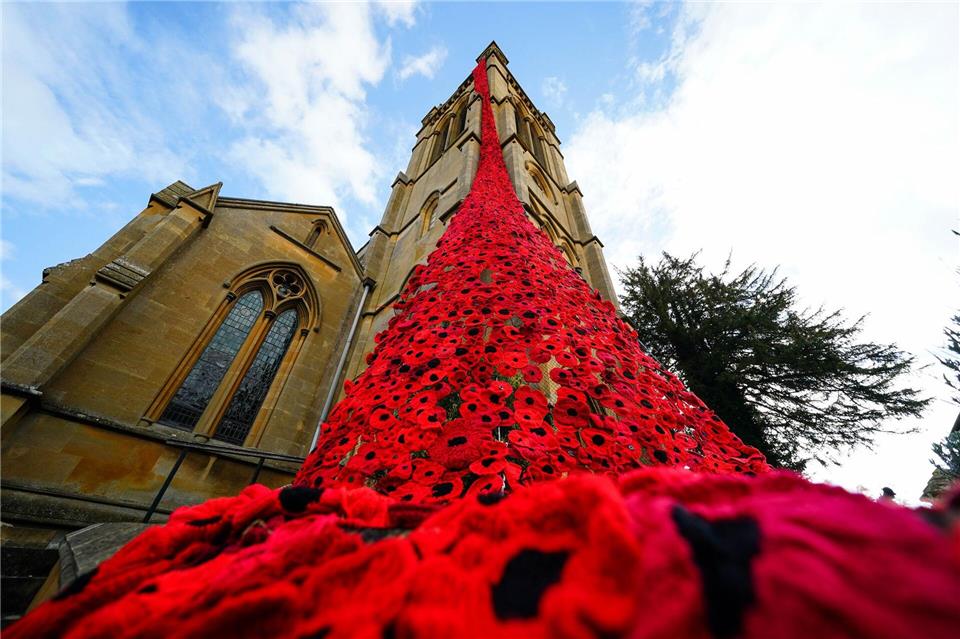 Für den Remembrance Day: Mohnblumeninstallation an der St. Michaels Kirche in Worcestershire.Jacob King/PA Wire/dpa
