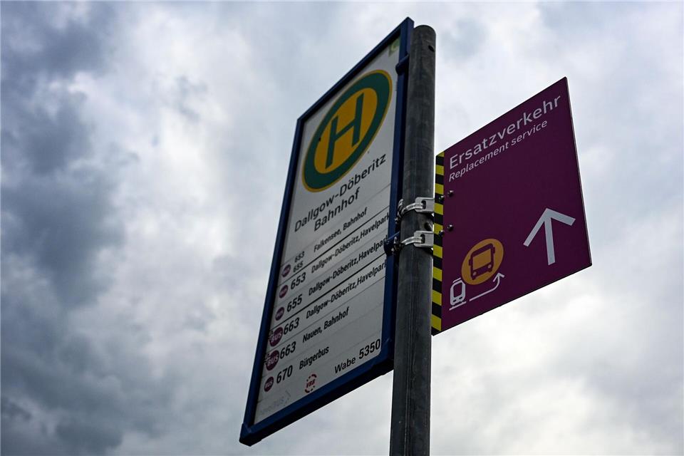 Für den Schienenersatzverkehr zwischen Hamburg und Berlin geht eine neue Busflotte in die Spur. Jens Kalaene/dpa