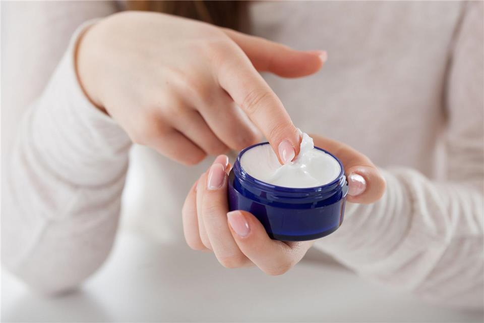 Für den Schönheitsschlaf: Müssen gute Nachtcremes teuer sein? Und welche Inhaltsstoffe sind gut für die Haut?Christin Klose/dpa-tmn