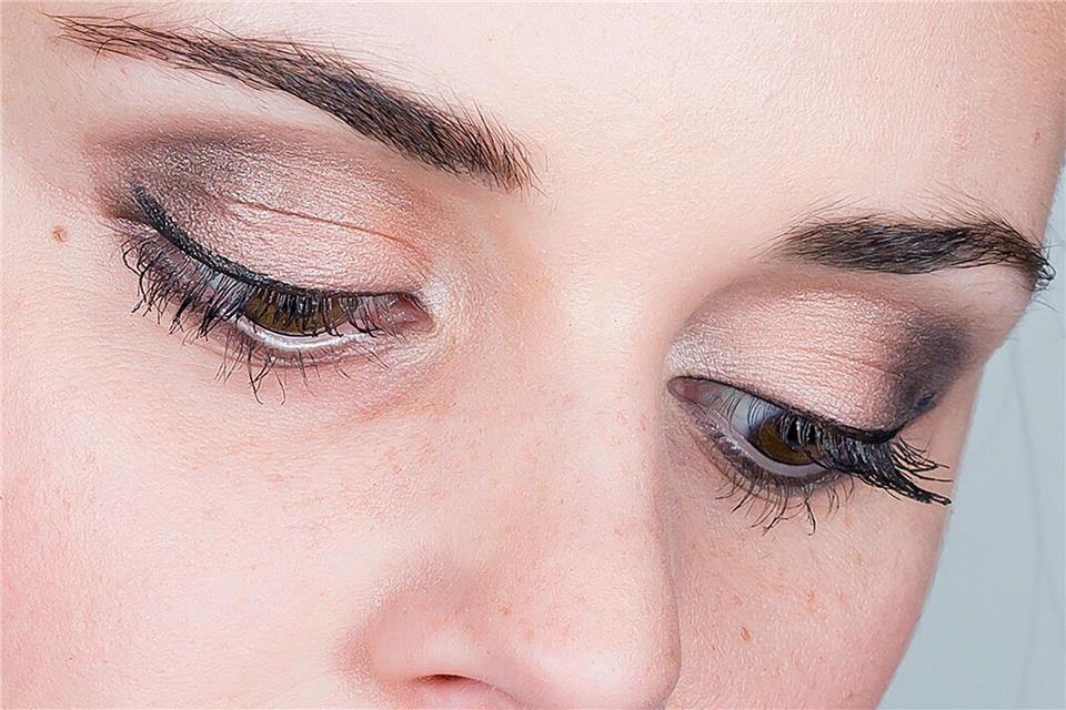 Für den „Smoke-Effekt“ kommt ein heller Metallic-Ton auf das Lid, ein dunklerer Lidschatten-Ton am äußeren Augenwinkel erzeugt Tiefe.Monique Wüstenhagen/dpa-tmn