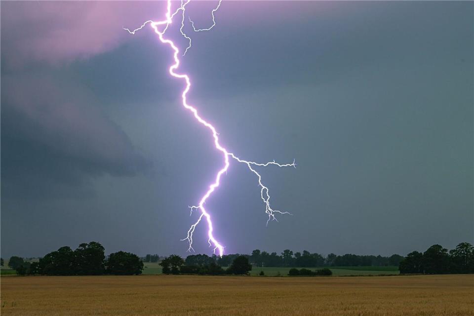 Für den Sonntag werden schwere Gewitter vorhergesagt. (Symbolbild)Patrick Pleul/dpa