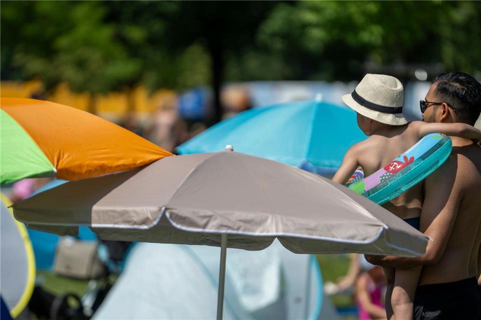 Für den Tagesverlauf prognostiziert der Deutsche Wetterdienst (DWD) Höchsttemperaturen von 36 Grad. Stefan Puchner/dpa