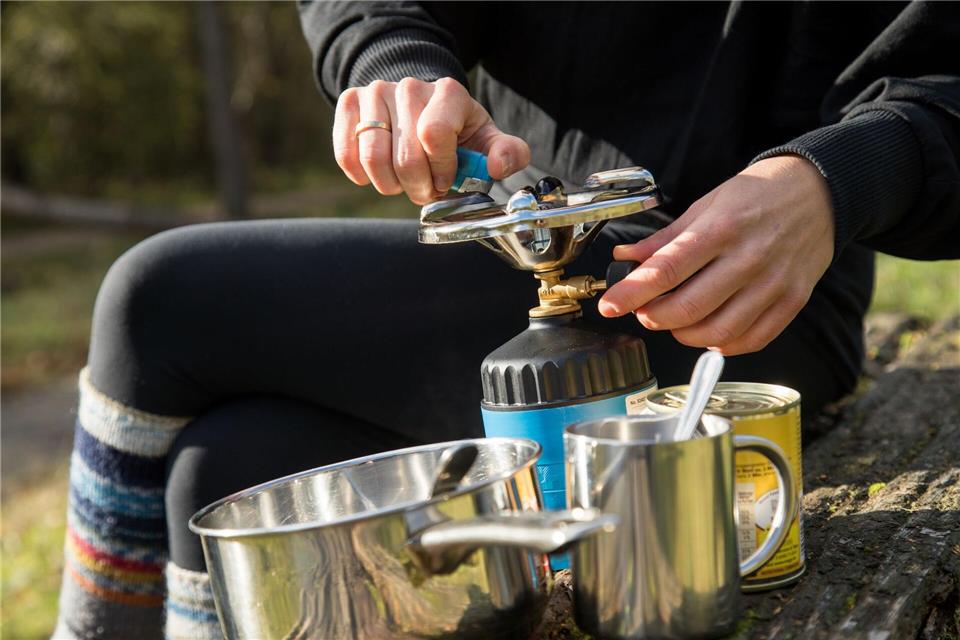 Für den Tee oder das Essen unterwegs - gerade beim Campen sind handliche Gaskocher praktisch.picture alliance / dpa-tmn