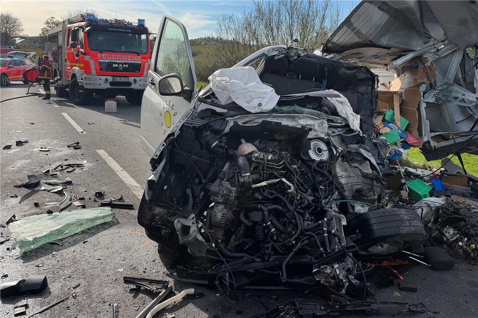 Für den Transporterfahrer kommt jede Hilfe zu spät. Der Fahrer des Tanklastzugs kommt dagegen mit schweren Verletzungen ins Krankenhaus.Frank Mertel/NEWS5/dpa
