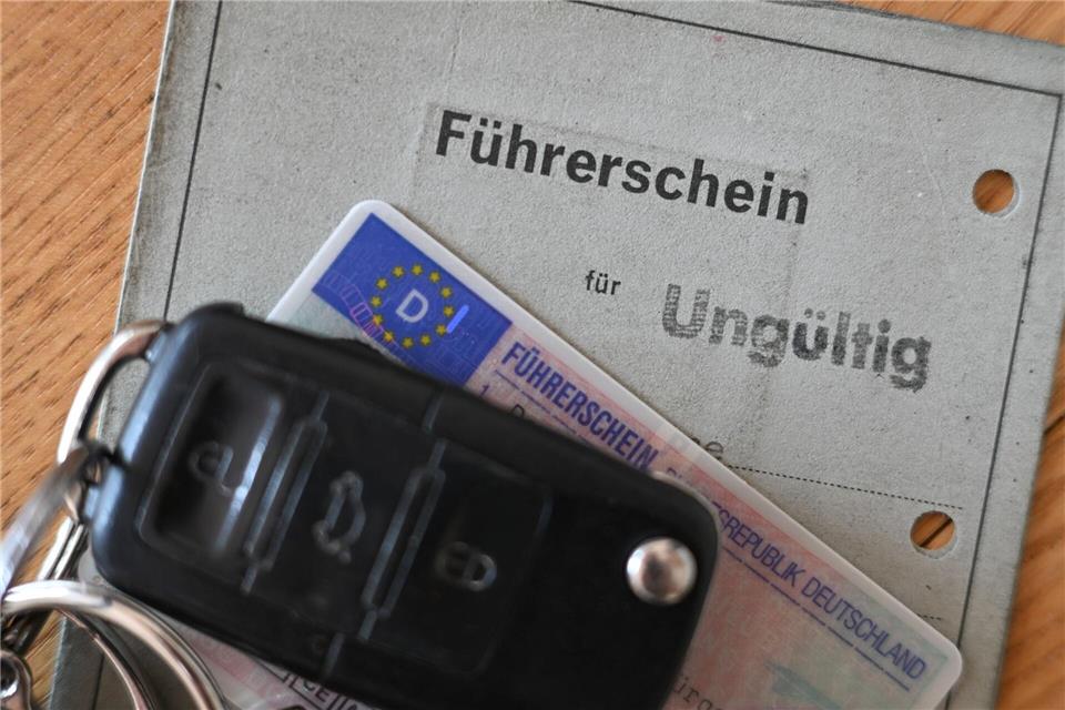 Für den Umtausch des Führerscheins muss ausreichend Zeit eingeplant werden. (Archivbild)Arne Dedert/dpa