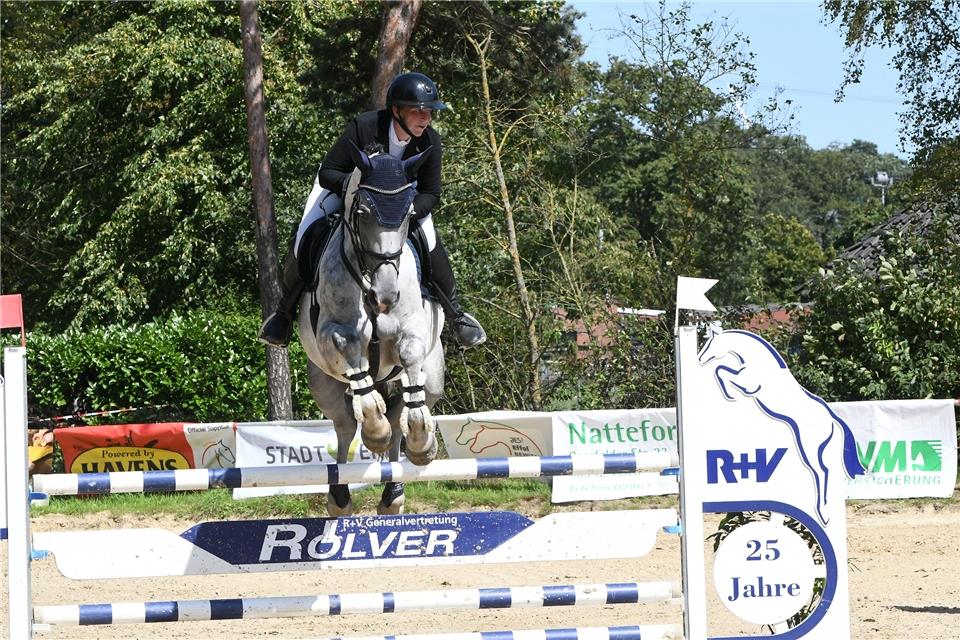 Für den gastgebenden RV Velen geht die Lokalmatadorin Lea Funke (hier mit Damona WH) in den Springparcours.