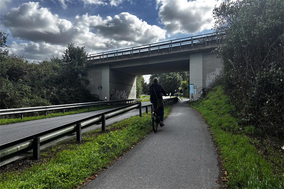Für den geplanten Radweg entlang der Marbecker Straße ist die Unterführung der B67 kurz vor der Einmündung Sonnenbrink ein planerisches Nadelöhr.